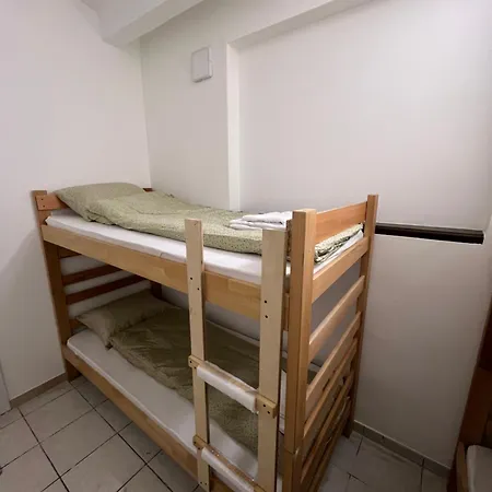 Bed And Shower Alone アパート