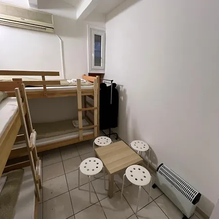 Bed And Shower Alone Apartamento Belgrado