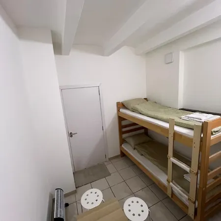 Bed And Shower Alone Belgrado