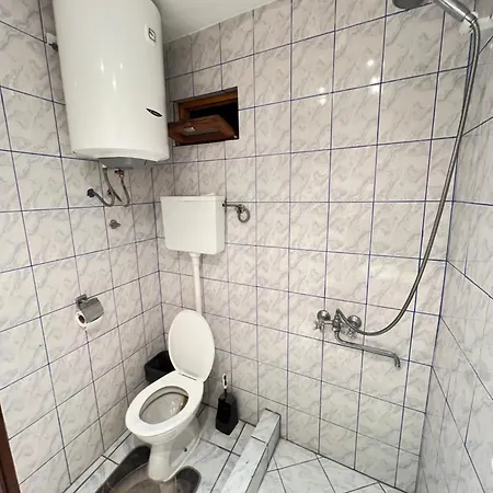 Bed And Shower Alone Apartament Belgrad